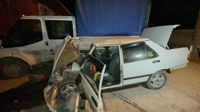 Alkolden kaptırdığını ehliyetini alıp yine alkollü araç kullanan sürücü kazada ağır yaralandı