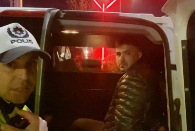 Alkollü sürücü emniyet müdürünün bulunduğu makam aracına çarptı