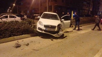 Alkollü sürücü otomobili ile orta refüje çıktı, hafif sıyrıklarla kurtuldu