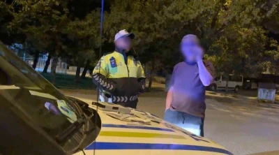 Alkoll&uuml; s&uuml;r&uuml;c&uuml; polis otosuna binerken kapıları karıştırdı