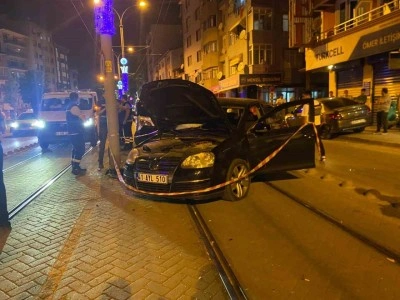 Alkollü sürücü tramvay yoluna daldı