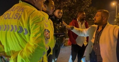 Alkoll&uuml; s&uuml;r&uuml;c&uuml;den polise: "Ehliyetimi alma kemerden ceza yaz"