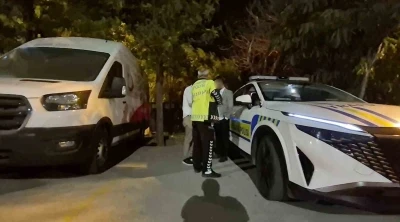 Alkoll&uuml; s&uuml;r&uuml;c&uuml;n&uuml;n aracını teslim almaya gelen yakını da alkoll&uuml; &ccedil;ıktı