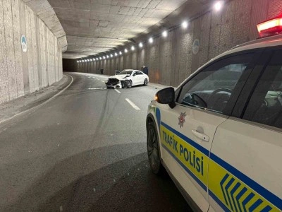 Alkoll&uuml; s&uuml;r&uuml;c&uuml;n&uuml;n karıştığı kazada l&uuml;ks otomobil pert oldu