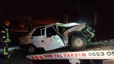 Alkollü sürücünün kullandığı Tofaş otomobil tuzlama aracına çarptı: 1’i ağır 2 yaralı