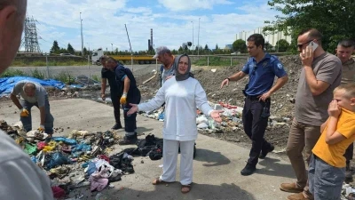 Altın dolu &ccedil;antasını yol kenarına bırakıp evine &ccedil;ıktı