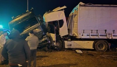 2 tır kavşakta çarpıştı: 3 yaralı