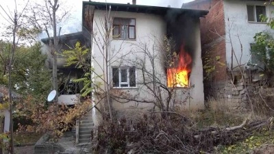 Amasya&rsquo;da iki katlı evde yangın: Yaşlı kadın yangını ağlayarak izledi