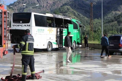 Otob&uuml;s terminalinde park halindeki yolcu otob&uuml;s&uuml; yandı