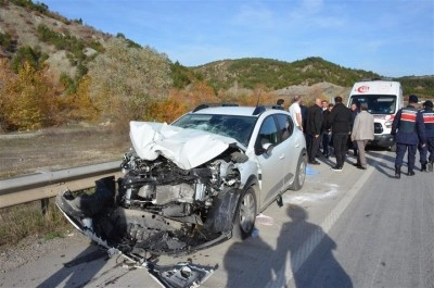 Amasya&rsquo;da otomobil ile kamyon &ccedil;arpıştı: 3 yaralı