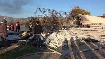 Amasya&rsquo;da plastik malzeme dolu depo yandı, y&uuml;kselen dumanlar metrelerce &ouml;teden g&ouml;r&uuml;ld&uuml;
