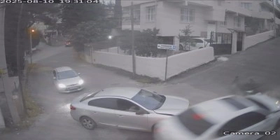 Ambulansı takip ederken kaza yaptı