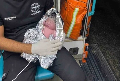 Ambulansta dünyaya geldi