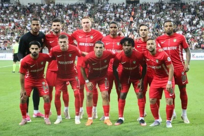 Amedspor&rsquo;dan Diyarbakır&rsquo;da tarihi zafer! Başakşehir&rsquo;i 5-0 yıktı