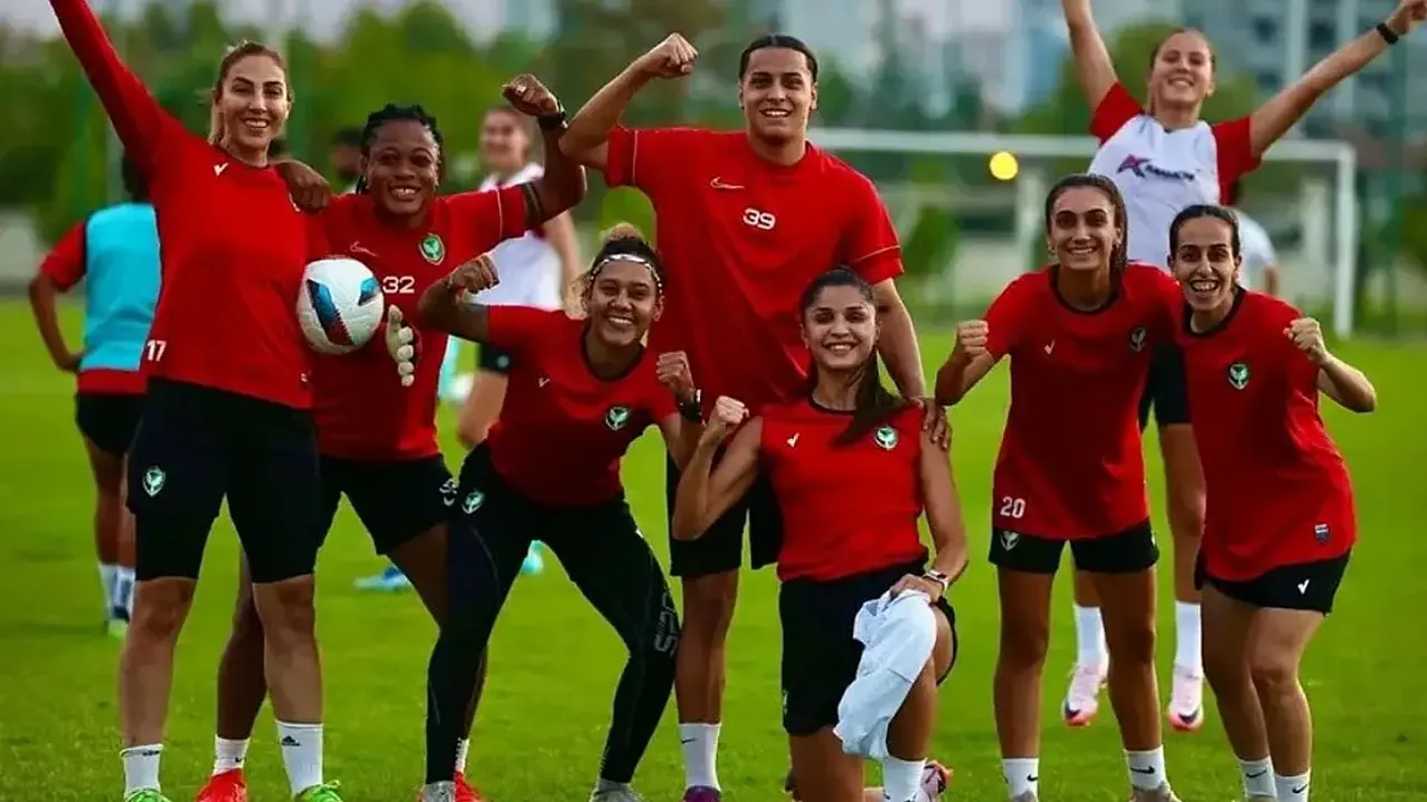 Amedspor Kadrosunda Büyük Değişim: 17 Futbolcu ile Yollar Ayrıldı!