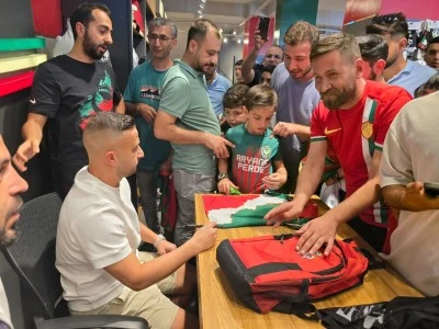 Amedspor Taraftarını Coşturdu: Dia Saba ve Aytaç Kara’ya İmza Kuyruğu!