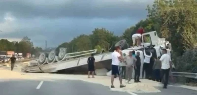 Anadolu Otoyolu&rsquo;nda kum y&uuml;kl&uuml; tır devrildi
