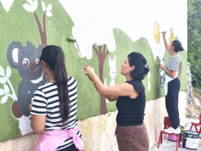 Anaokulunun duvarları &ouml;ğretmen ve &ouml;ğrencilerin resimleriyle renklendi