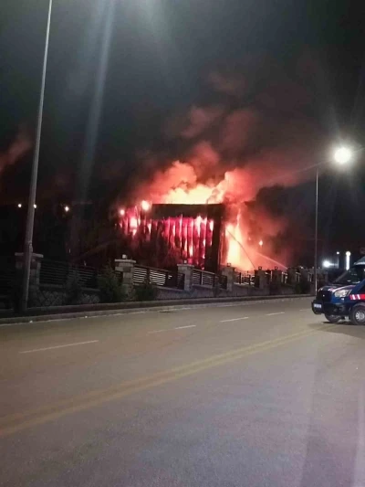 Başkentin g&ouml;beğinde fabrika yangını