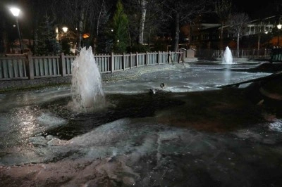 Ankara’da hava sıcaklığı eksi 10 dereceye düştü: Kuğulu Park’ın havuzu dondu