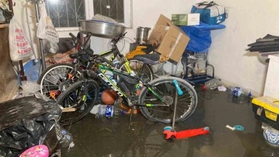 Ankara'da yollar göle döndü evleri su bastı