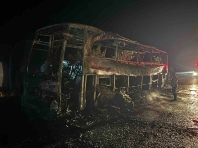 Seyir halindeki otobüs yanarak kül oldu