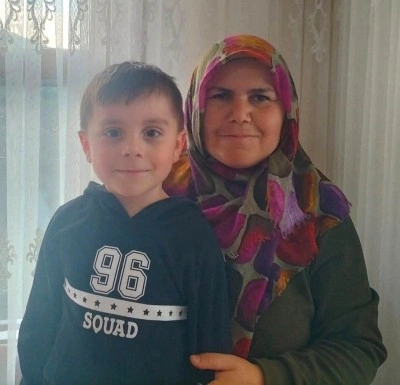 Annenin donarak, oğlunun d&uuml;şerek &ouml;ld&uuml;ğ&uuml; &uuml;zerinde duruluyor