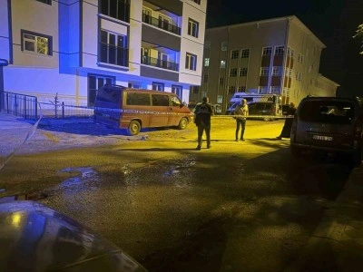 Annesiyle boşanma aşamasındaki babasını sokak ortasında bıçakladı