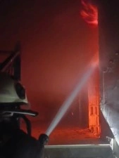 Antakya&rsquo;da binanın &ccedil;atısı alevlere teslim oldu