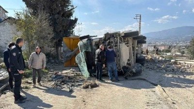 Antakya’da devrilen hafriyat kamyonunun sürücüsü yaralandı