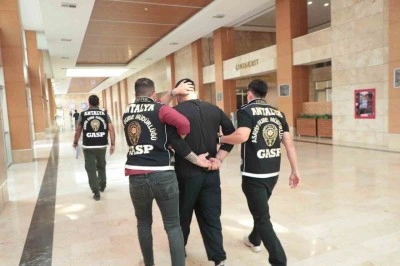 Antalya&rsquo;da 18 yıl 7 ay 17 g&uuml;n kesinleşmiş hapis cezası ile aranan şahıs yakalandı