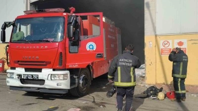 Antalya&rsquo;da geri d&ouml;n&uuml;ş&uuml;m fabrikasındaki yangın korkuttu