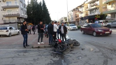 Antalya'da Motosiklet Kazasında Sürücü Havaya Savruldu: Hemşirenin Hızlı Müdahalesi Hayat Kurtardı