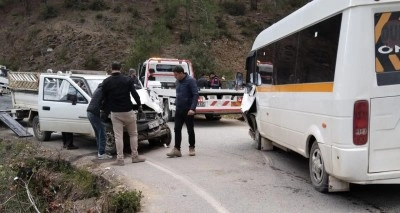 Antalya’da öğrenci servisi ile kamyonet çarpıştı: 21’i öğrenci 24 yaralı
