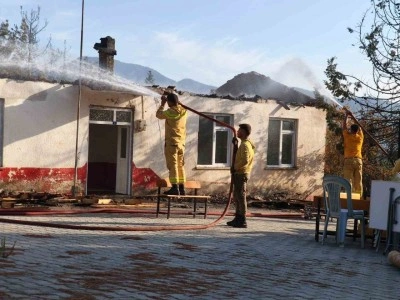 Antalya&rsquo;da ormanlık alanda &ccedil;ıkan yangında eski okulun &ccedil;atısı yandı