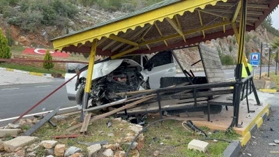 Antalya&rsquo;da otomobil jandarma bekleme noktasına &ccedil;arptı: 4 yaralı