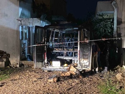 Antalya’da park halindeki minibüs alev alev yandı