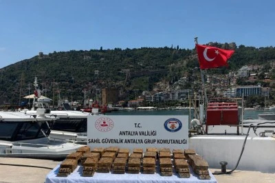 Antalya&rsquo;da Sahile Vuran Paketten Esrar &Ccedil;ıktı
