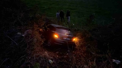 Antalya’da şarampole uçan otomobildeki çift yaralandı