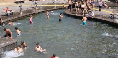 Anzele parkı çocukların akınına uğradı