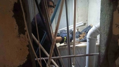 Apartman boşluğuna d&uuml;ş&uuml;rek mahsur kalan yavru kediyi itfaiye ekipleri kurtardı