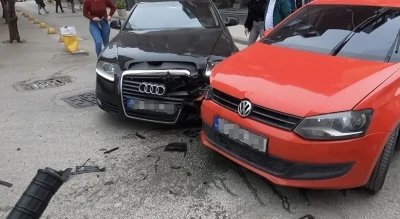 Ara sokaktaki kaza anı anbean kamerada