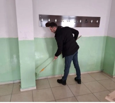 Ara tatilde, tatil yerine okullarının tadilatını yapıyorlar