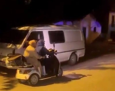 Kadın vekil yoluna elektrikli bisikletle devam etti