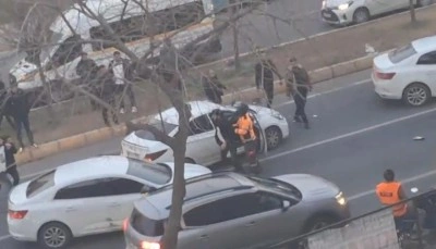 Aracın önünü kesip sürücüyü darp ettiler