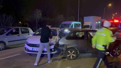 Aracının direksiyon hakimiyetini kaybetti, önündeki 3 otomobile çarparak durabildi