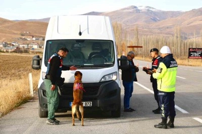 Jandarma lastik ve donanımları kontrol etti