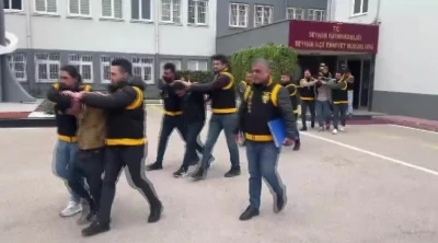 Ara&ccedil;tan ateş a&ccedil;anlara evden karşılık verildi, vatandaş vuruldu