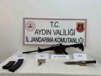 Arama yapılan evden ruhsatsız av tüfeği ve pala çıktı