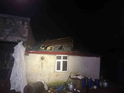  Şiddetli fırtına &ccedil;atıları u&ccedil;urdu, g&ouml;z g&ouml;z&uuml; g&ouml;rmedi